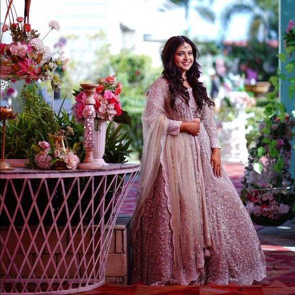 Beautiful Beige & Silver coloured bridal and/or party lehenga. - Picture 5 of 7
